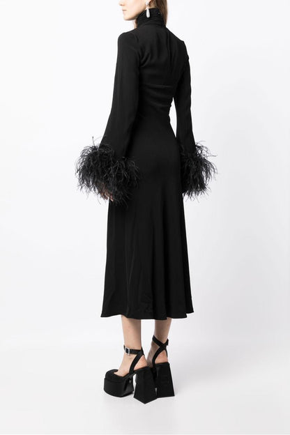 Vestido midi de cuello alto con plumas negras 
