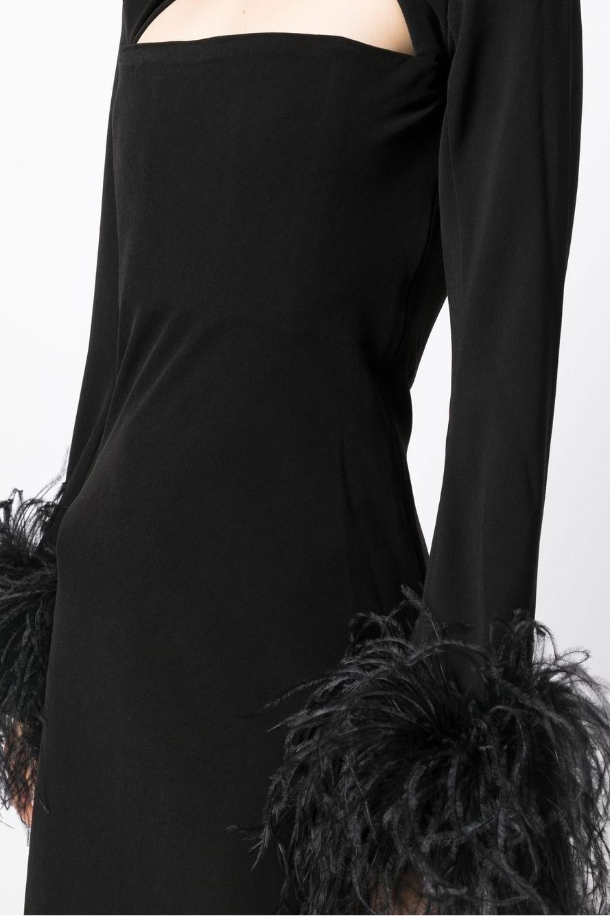 Vestido midi de cuello alto con plumas negras 