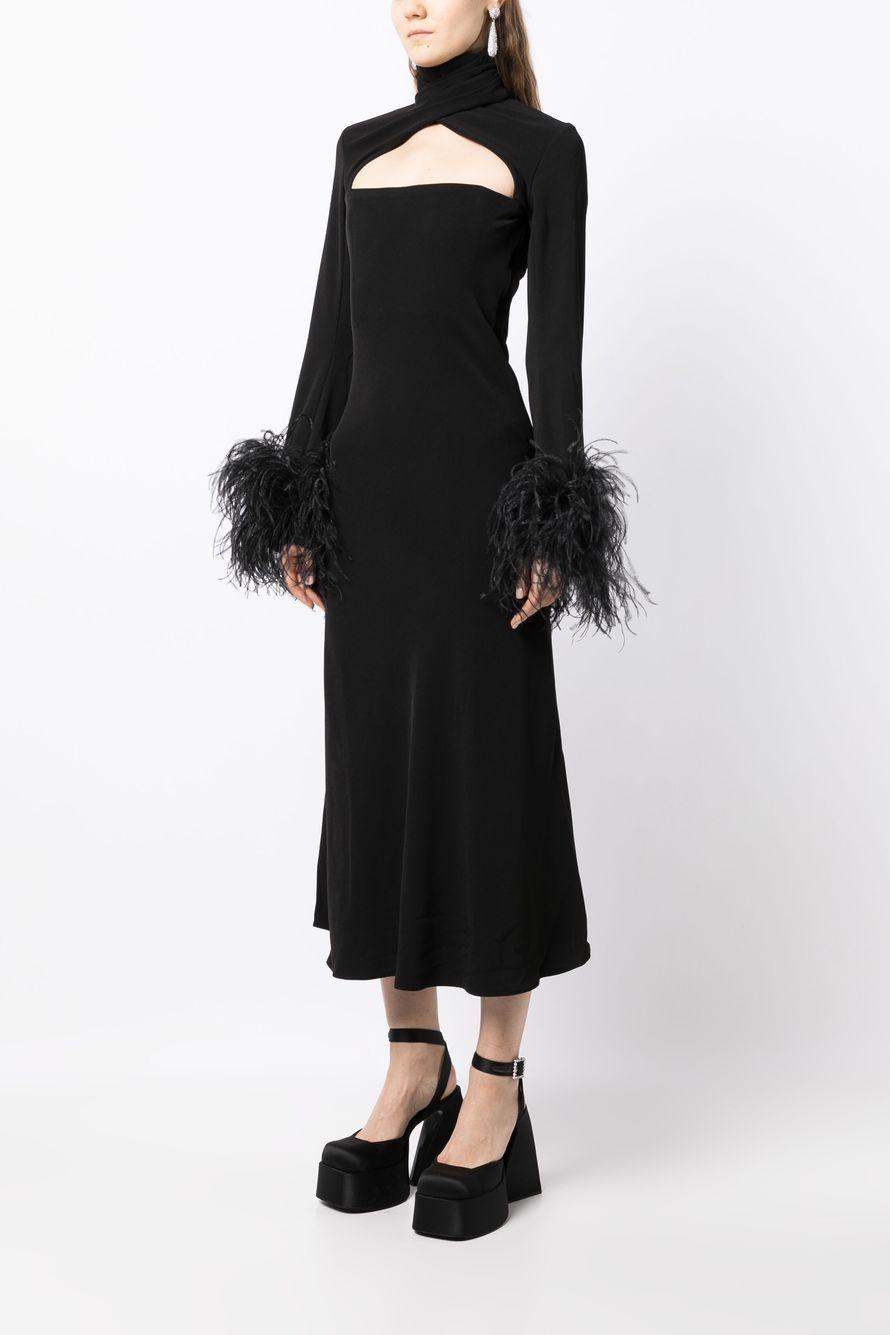 Vestido midi de cuello alto con plumas negras 