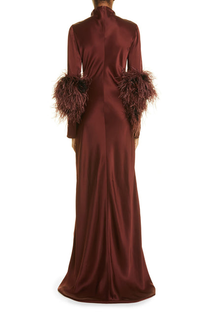 Vestido largo fruncido de satén con plumas 