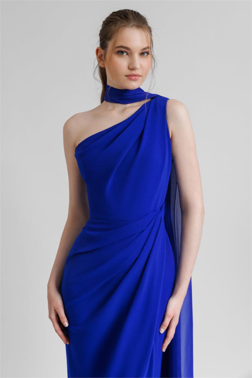 Vestido largo tipo capa de gasa con abertura 