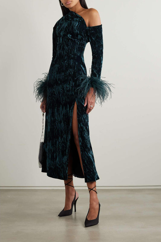 Vestido midi de manga larga con un solo hombro y plumas 