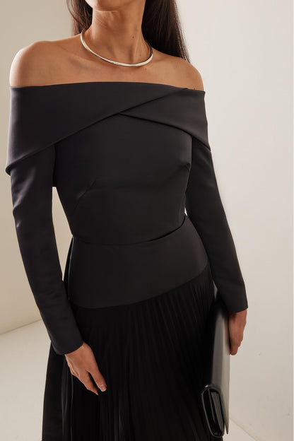 Vestido largo liso plisado con hombros descubiertos 