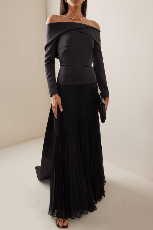 Vestido largo liso plisado con hombros descubiertos 