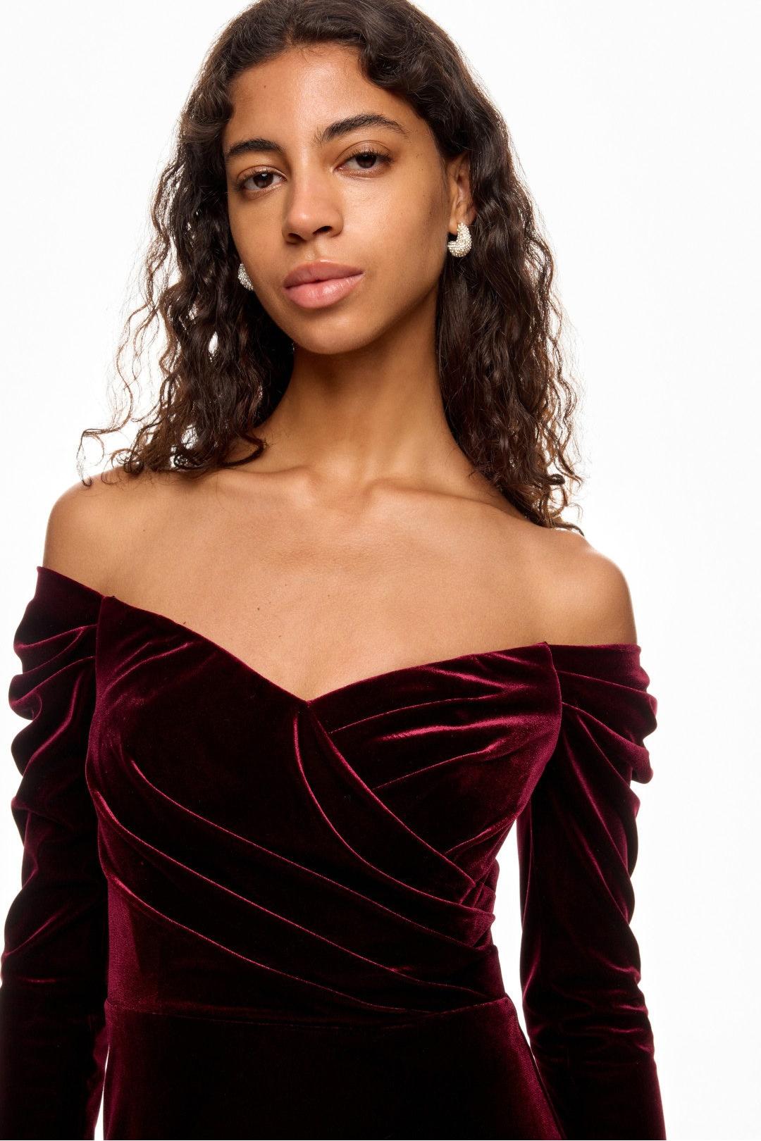 Vestido largo de terciopelo liso con hombros descubiertos 