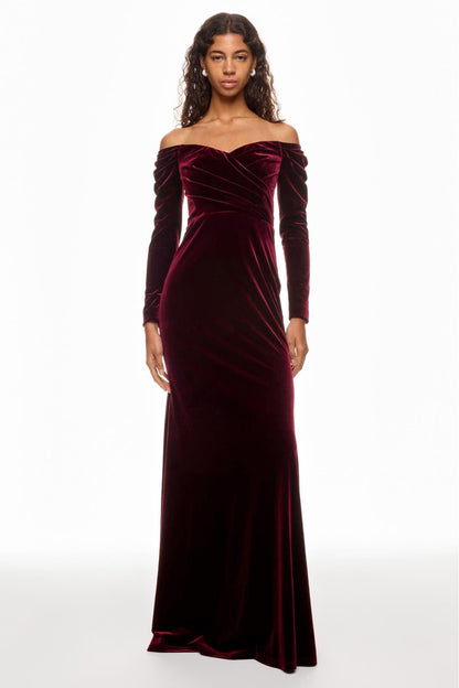 Vestido largo de terciopelo liso con hombros descubiertos 