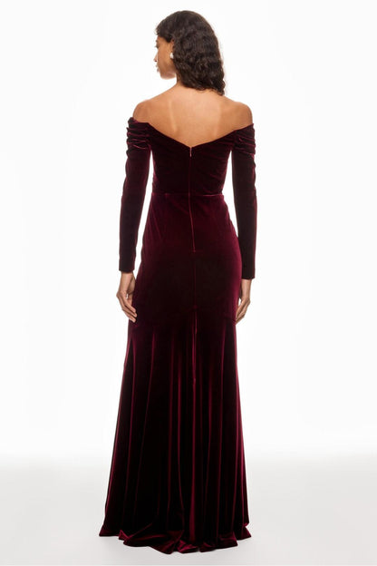 Vestido largo de terciopelo liso con hombros descubiertos 