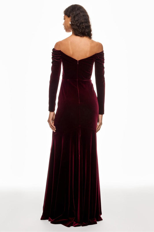 Vestido largo de terciopelo liso con hombros descubiertos 
