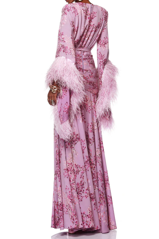 Vestido maxi con abertura y mangas largas con estampado floral y plumas 