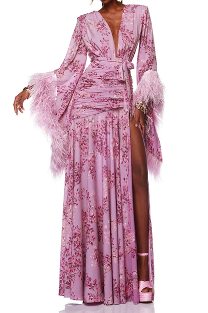Vestido maxi con abertura y mangas largas con estampado floral y plumas 