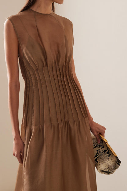 Vestido midi sin mangas con cuello redondo y pliegues de palillo 