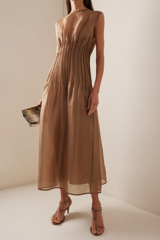 Vestido midi sin mangas con cuello redondo y pliegues de palillo 