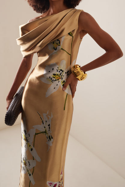 Vestido largo floral de satén con cuello asimétrico 