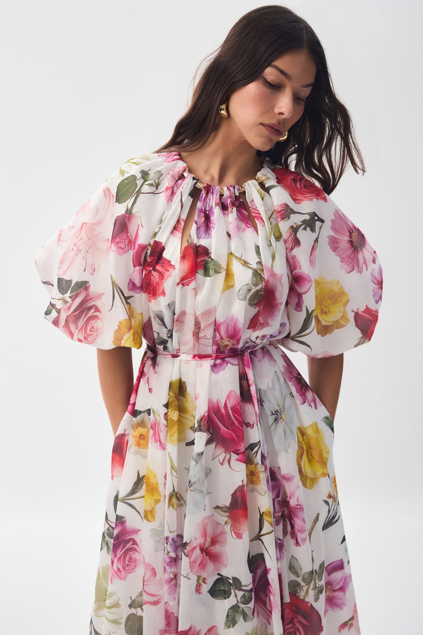 Vestido midi floral con cuello redondo y mangas raglán 