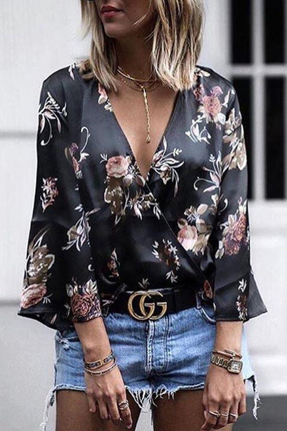 Top estampado con escote en V profundo y mangas acampanadas