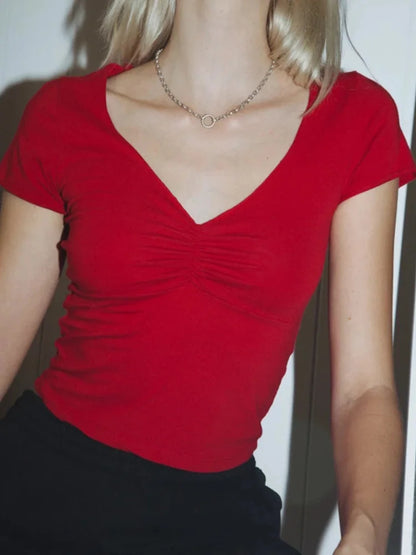 Camiseta ajustada suave y elástica con cuello en V para mujer con costura bajo el busto
