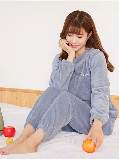 Conjunto de pijama de terciopelo para mujer, top holgado y pantalones con cintura elástica, traje informal de lana cálido para el hogar, otoño e invierno 2025