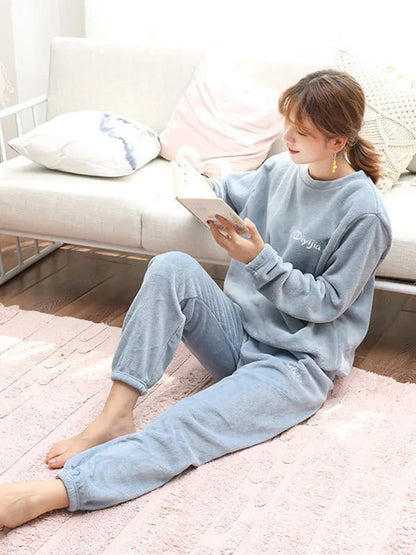 Conjunto de pijama de terciopelo para mujer, top holgado y pantalones con cintura elástica, traje informal de lana cálido para el hogar, otoño e invierno 2025