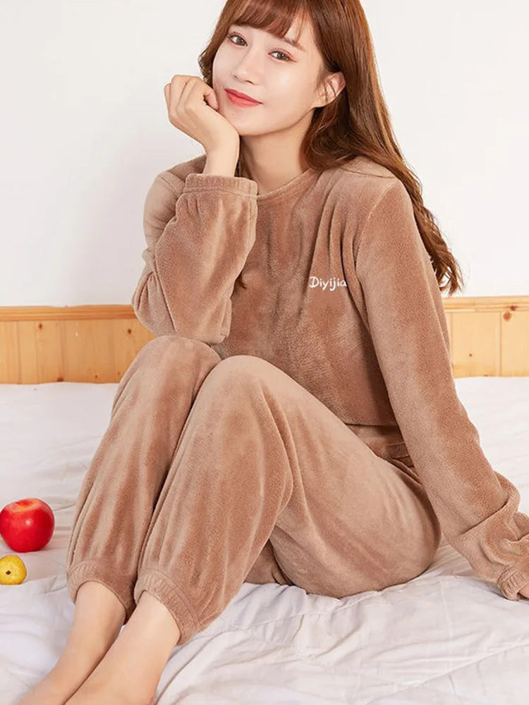 Conjunto de pijama de terciopelo para mujer, top holgado y pantalones con cintura elástica, traje informal de lana cálido para el hogar, otoño e invierno 2025