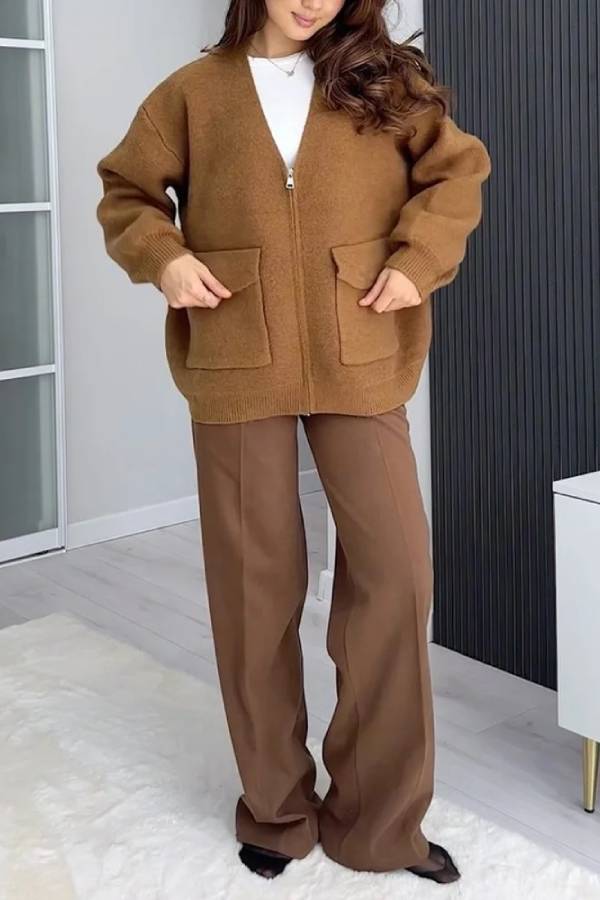 Chaqueta tipo suéter con cuello en V y bolsillos versátiles de color liso