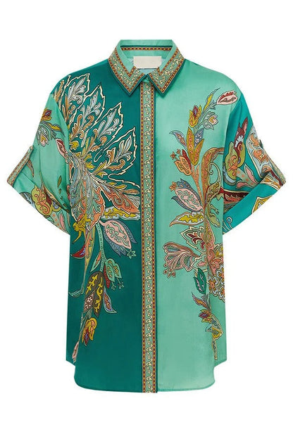Blusa extragrande con botones y manga corta con estampado botánico de satén Somewhere Sunny