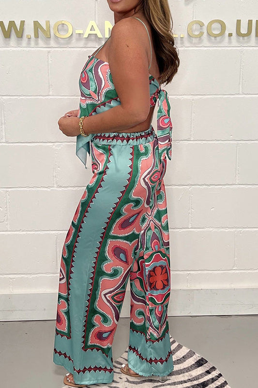 Conjunto de top con lazo en la espalda abierta y pantalones rectos con estampado de moda