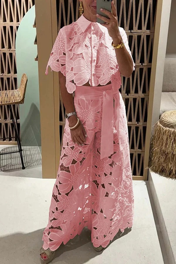Conjunto de camisa corta con encaje floral y pantalones anchos con bolsillos y cinturón que redefinen la elegancia