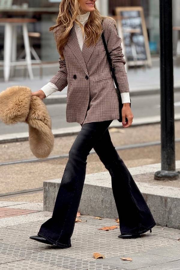 Una chaqueta de cuadros imprescindible para las amantes de la moda.