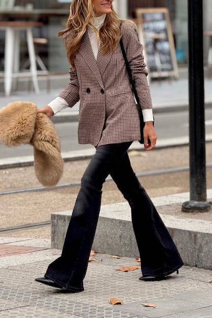 Una chaqueta de cuadros imprescindible para las amantes de la moda.