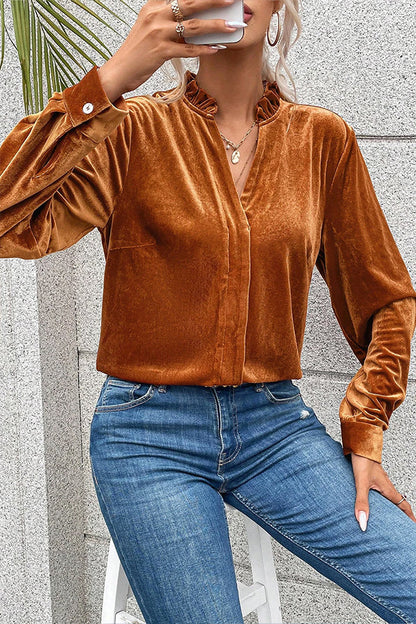 Blusa de terciopelo con cuello en V y volantes de llamas doradas