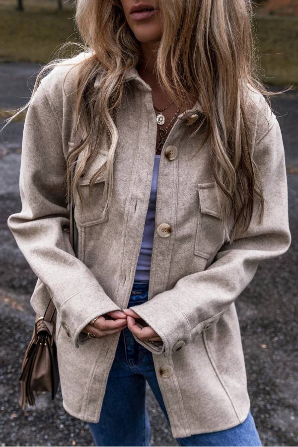 Chaqueta gris claro con cuello vuelto, bolsillos de solapa y botones