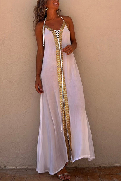Vestido largo Del Mar con espalda elástica, cuello halter y ribete de lentejuelas y cordones