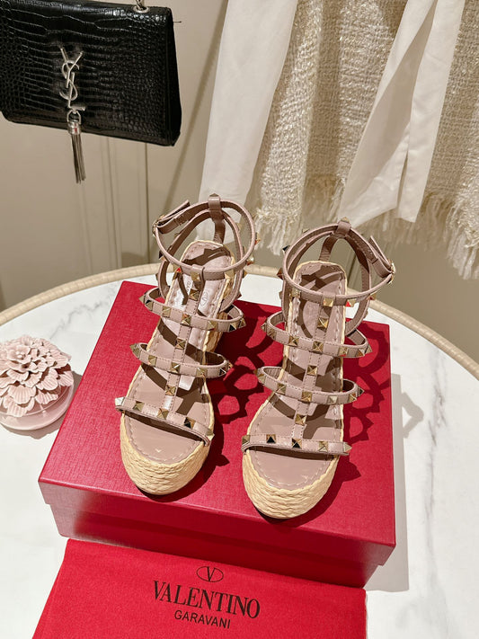 Rockstud Ankle Strap Wedge Sandal In Crepe Pink Calfskin Leather And Beige Raffia 100mm 829391