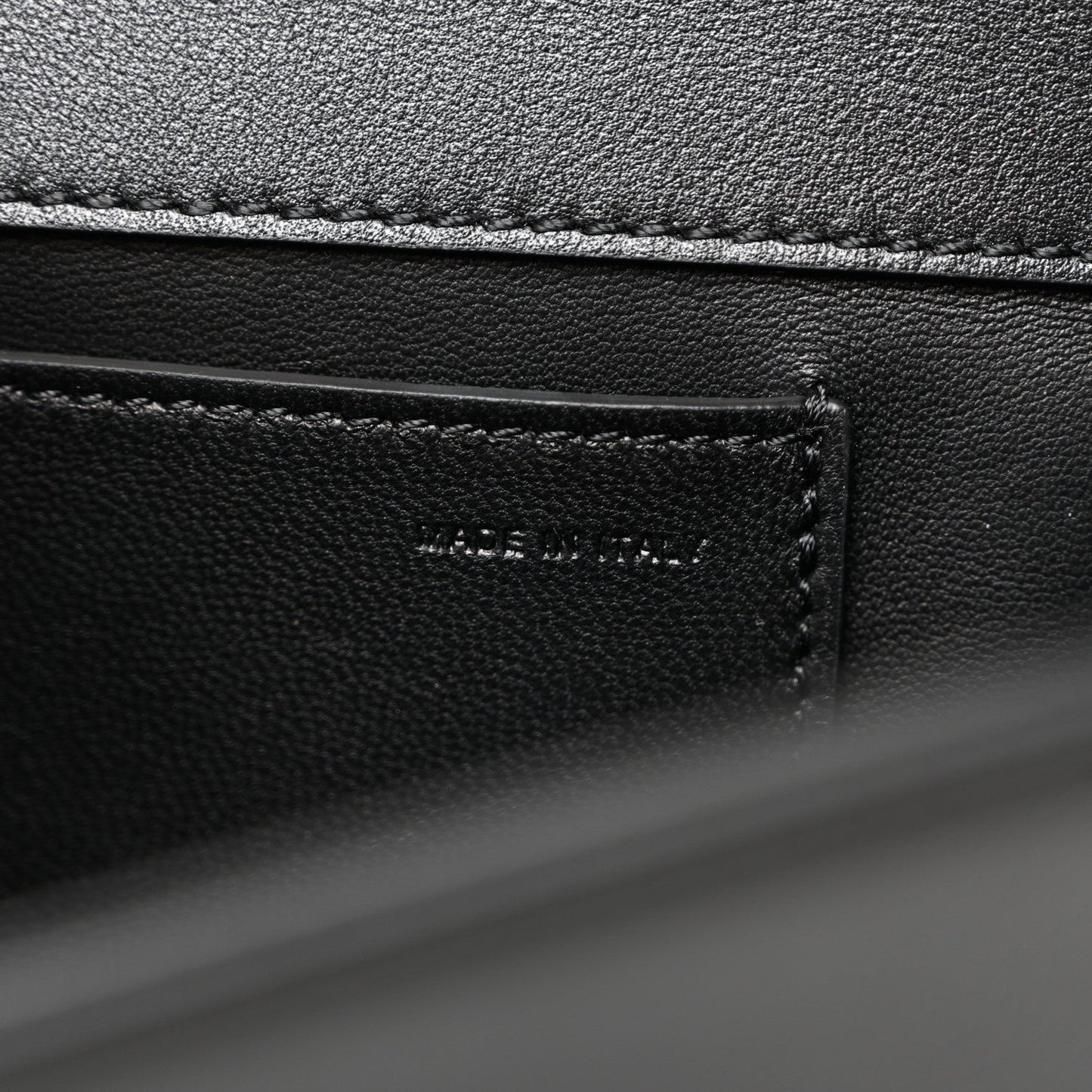 Calfskin Monochrome Vlogo Loco Shoulder Bag Black