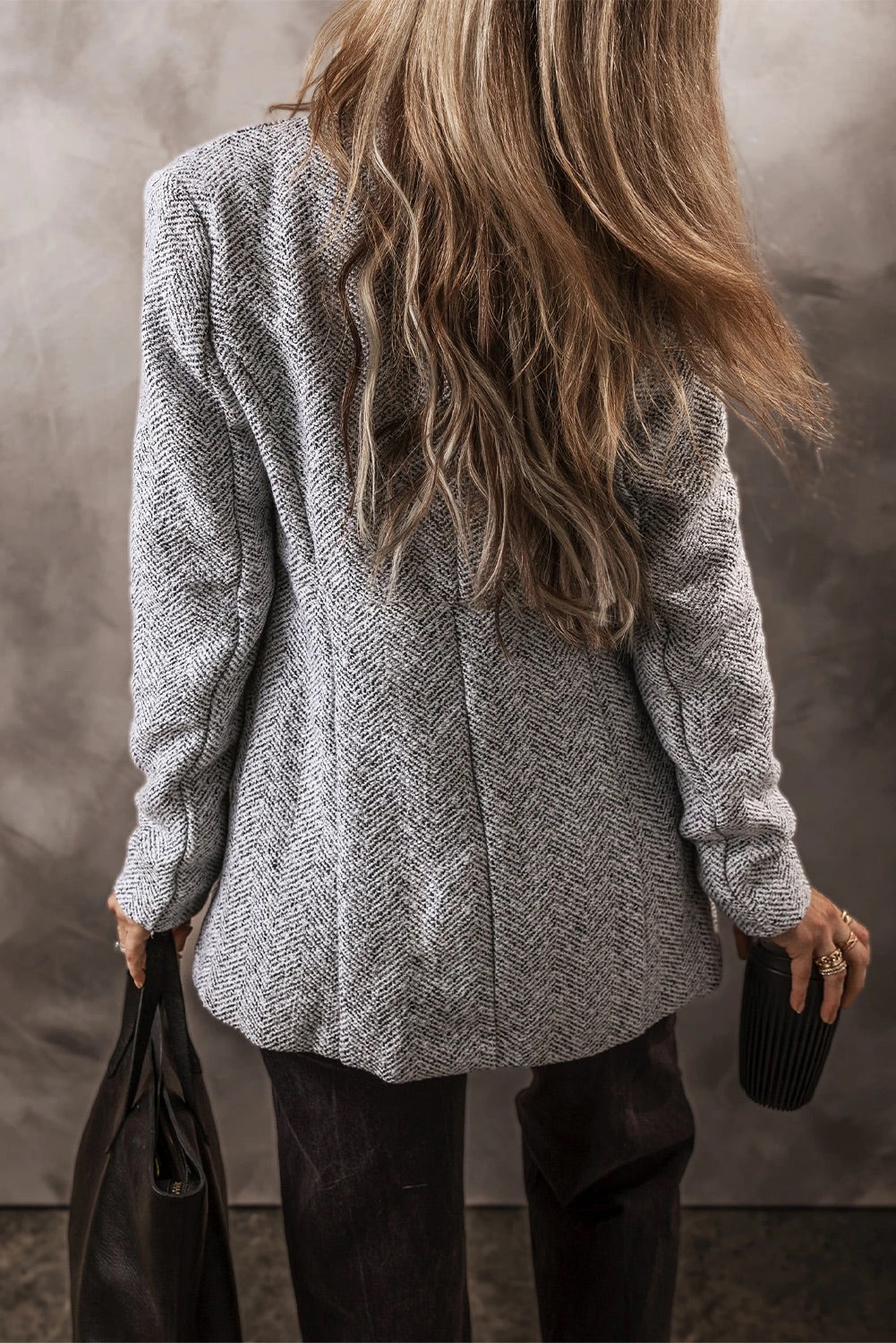 Chaqueta larga con bolsillos y cuello de solapa gris claro