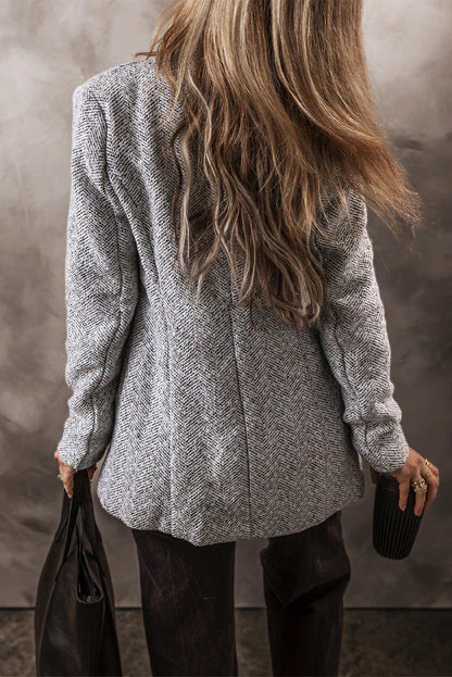 Chaqueta larga con bolsillos y cuello de solapa gris claro