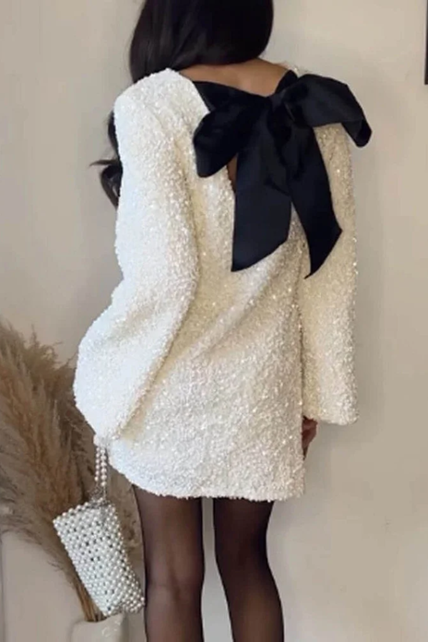 Vestido corto con lentejuelas y cordones