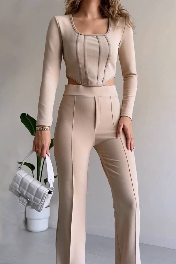 Elegante traje de dos piezas con cuello en U