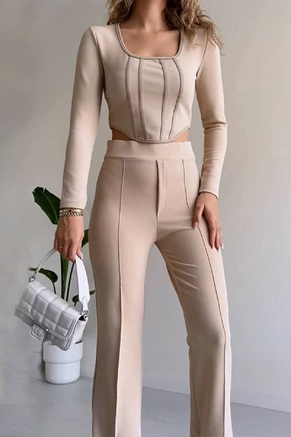 Elegante traje de dos piezas con cuello en U