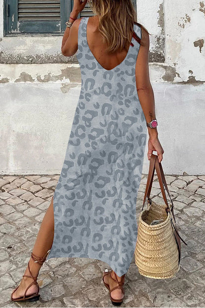 Vestido largo informal gris con estampado de leopardo y aberturas laterales