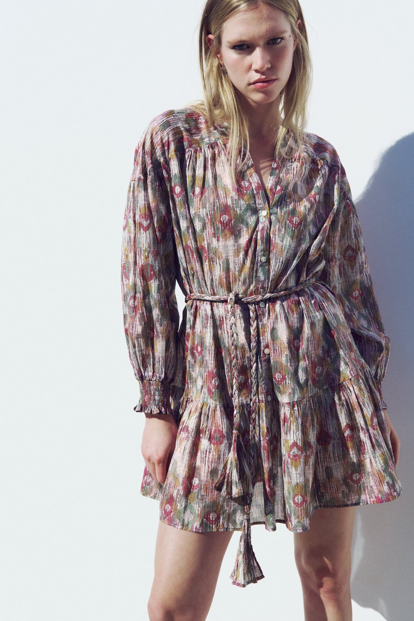 Vestido mini con volantes y mangas largas abullonadas con estampado floral 