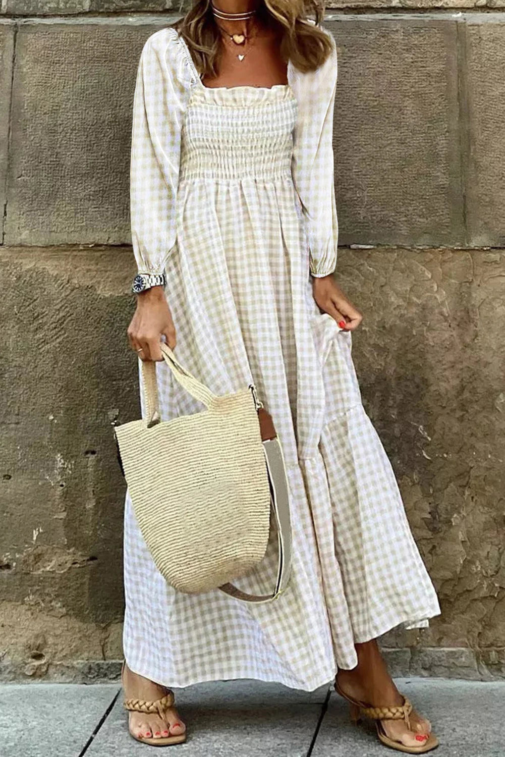 Vestido largo escalonado con cuello cuadrado y volantes a cuadros