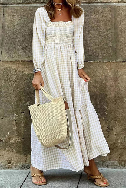 Vestido largo escalonado con cuello cuadrado y volantes a cuadros