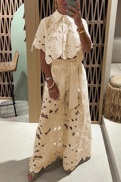 Conjunto de camisa corta con encaje floral y pantalones anchos con bolsillos y cinturón que redefinen la elegancia