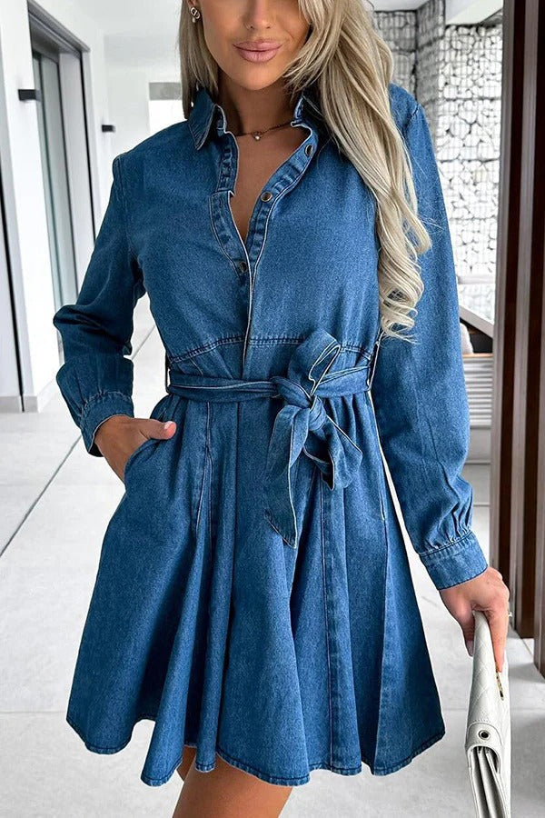 Elegante minivestido vaquero de manga larga con cinturón y bolsillo en la cintura