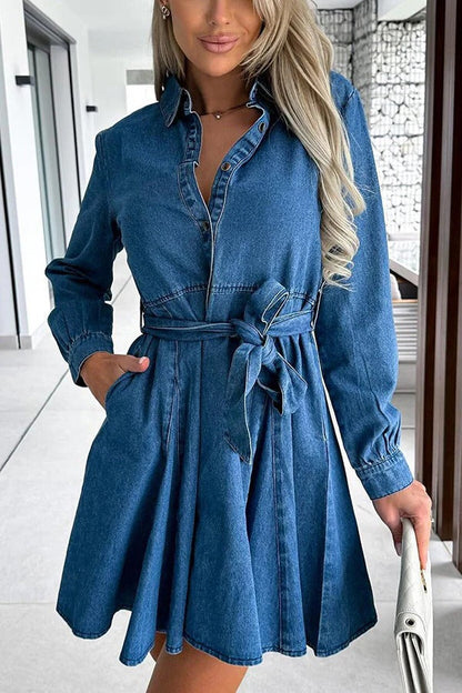 Elegante minivestido vaquero de manga larga con cinturón y bolsillo en la cintura