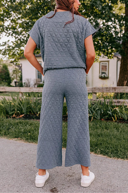 Conjunto de top de manga corta con textura acolchada y pantalones de pierna ancha
