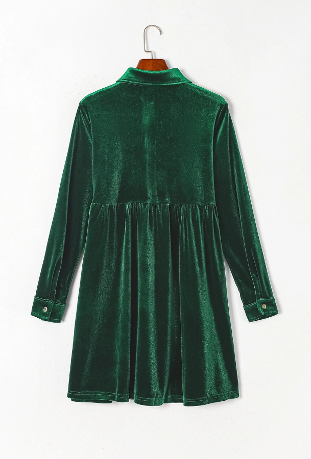 Vestido camisero de terciopelo verde con volantes y mangas largas y botones 
