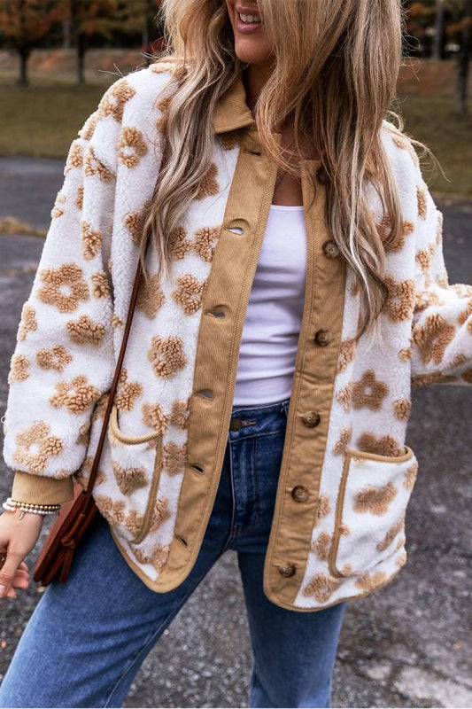 Chaqueta polar con botones y estampado floral en beige francés claro