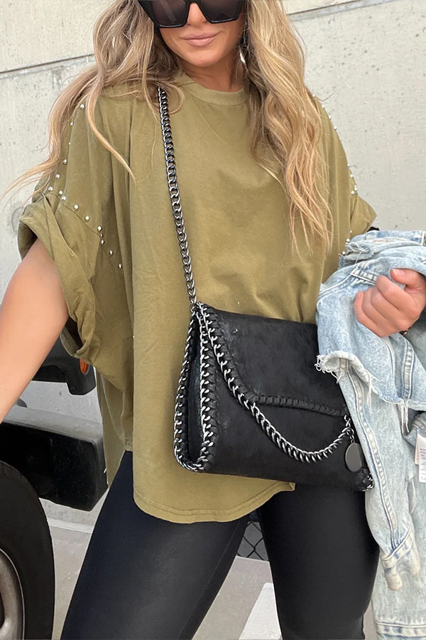 CAMISETA EXTRA GRANDE CON TACHUELAS, MANGA ENROLLADA Y LAVADA